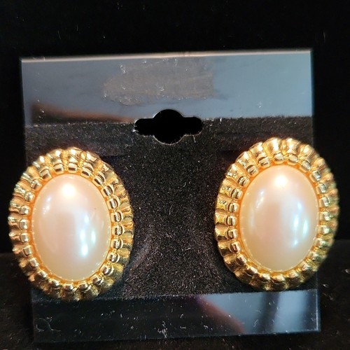 Gold tone oval white simulated - tone,