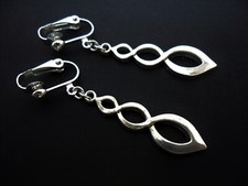 A PAIR OF TIBETAN SILVER